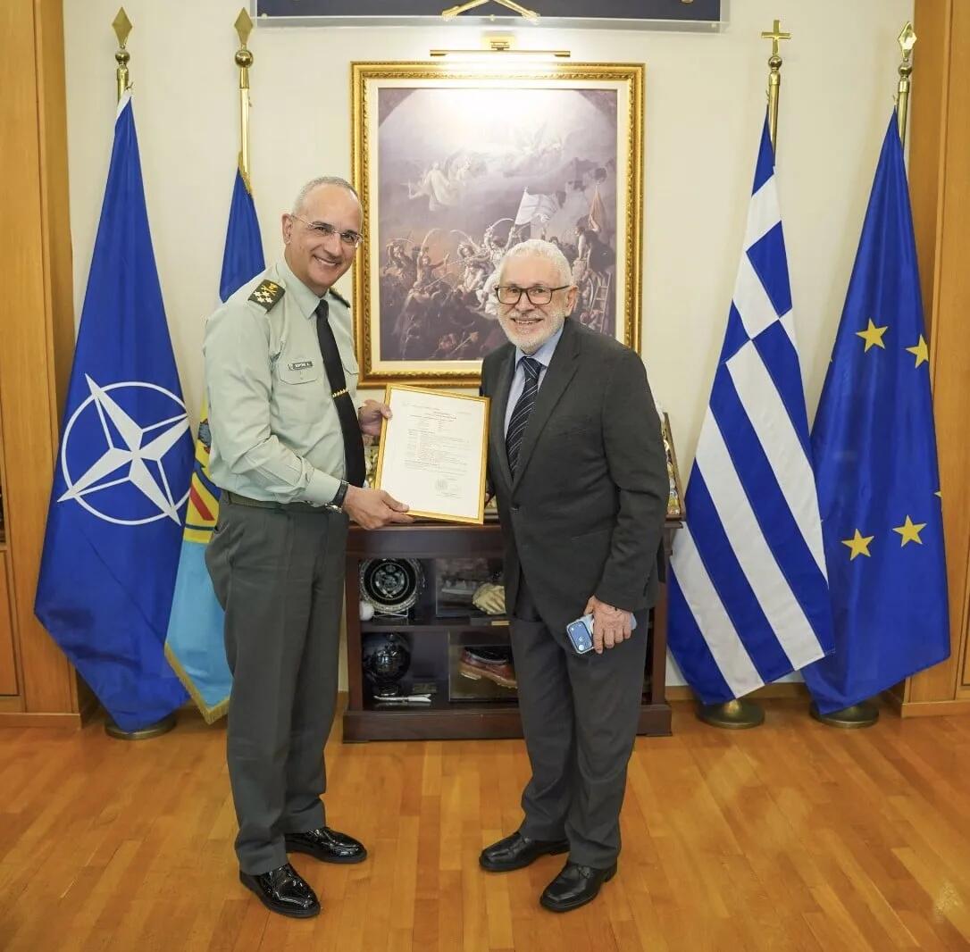 Yunan armatörden donanmaya bağış