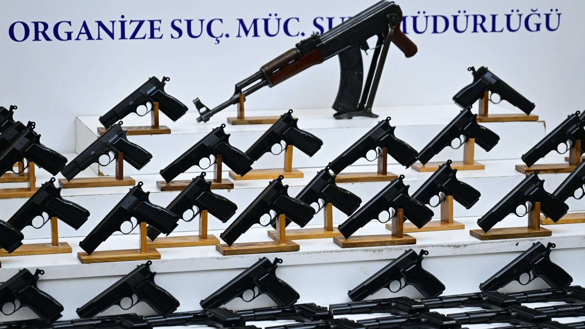 İstanbul’da dev operasyon: tabancalar, uzun namlulu tüfekler ve silah üretim atölyeleri ele geçirildi