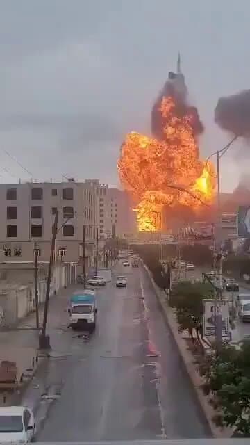 Suudi Arabistan Hava Kuvvetleri, Husi kontrolündeki Sana şehrinde bulunan petrol işleme tesisini yok etti.
