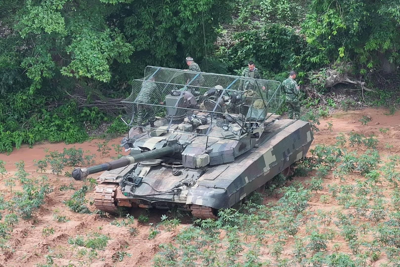Tayland'da İHA Savar Mesh ile Donatılan T-84 Oplot-T Tankı Görüntülendi