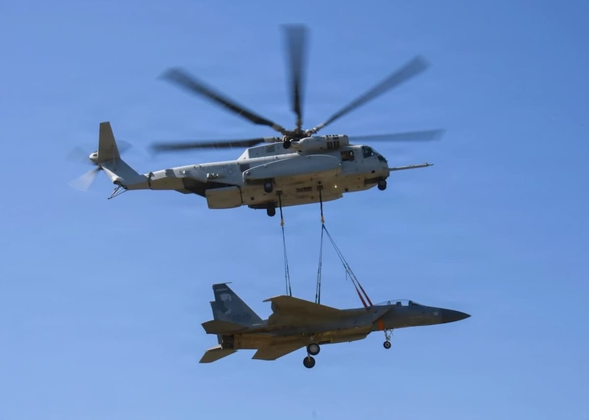 Deniz Piyadeleri, CH-53K Helikopterleriyle Savaş Uçaklarını Kaldırma Tatbikatını Başarıyla Tamamladı
