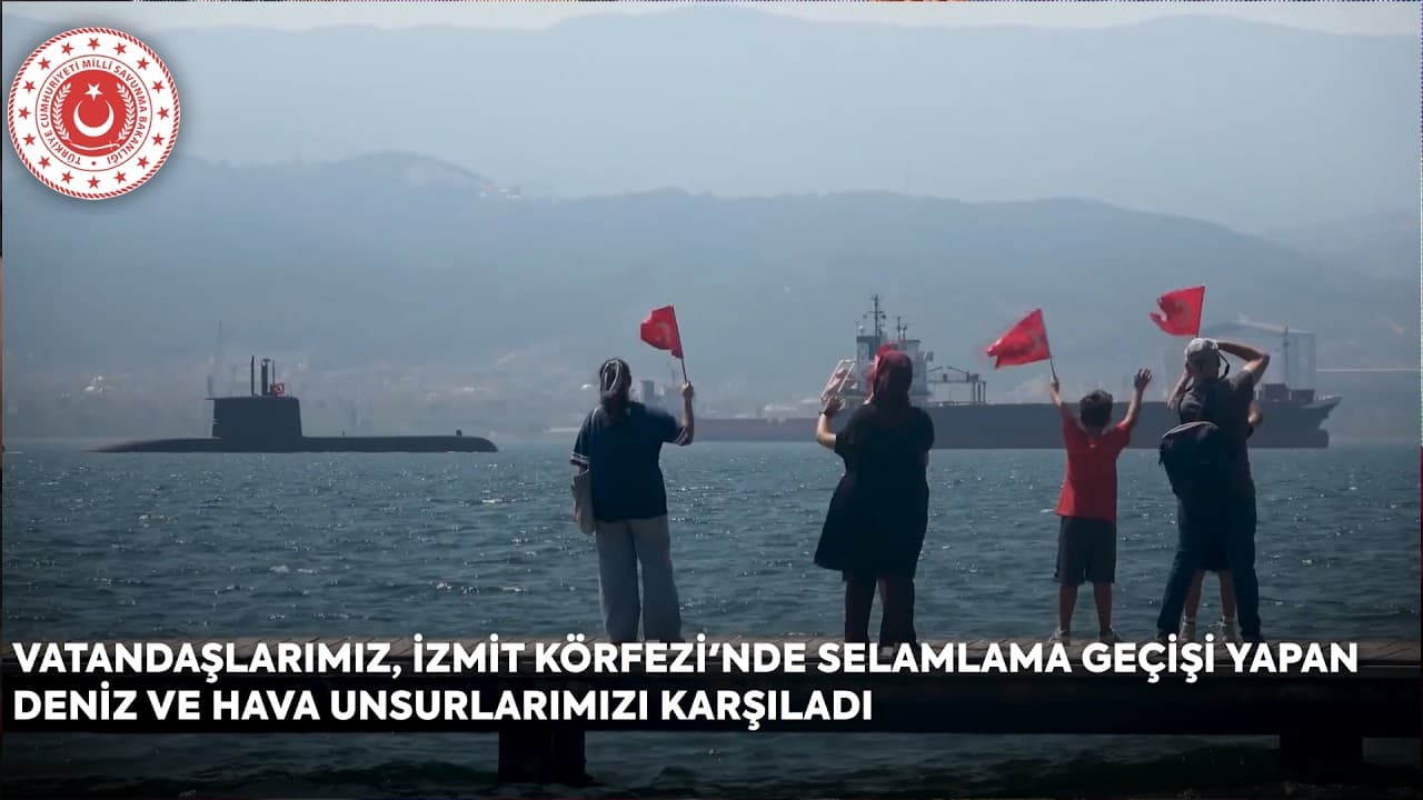 Vatandaşlarımız, İzmit Körfezi'nde Selamlama Geçişi Yapan