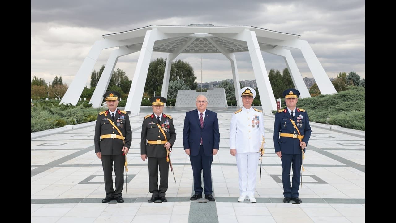 Millî Savunma Bakanı Yaşar Güler, TSK Komuta Kademesi ile Devlet Mezarlığı’nı Ziyaret Etti