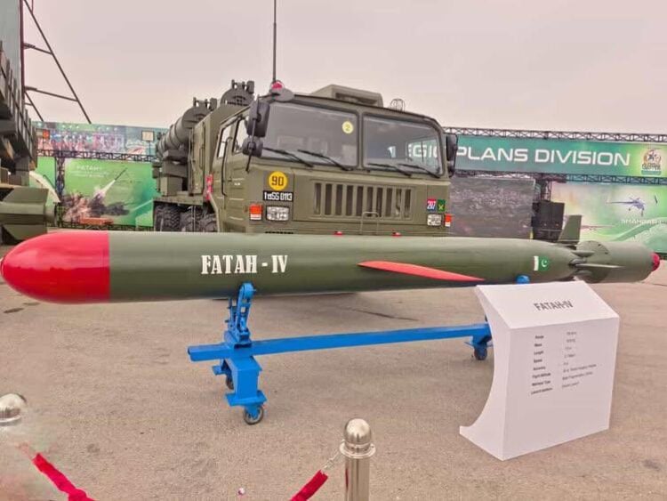 Pakistan yeni seyir füzesini tanıttı