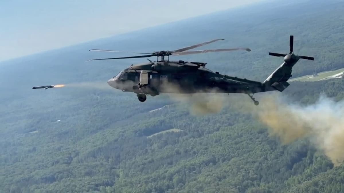 ABD Ordusu Black Hawk Helikopterinden Uzun Menzilli Silahlar Fırlattı