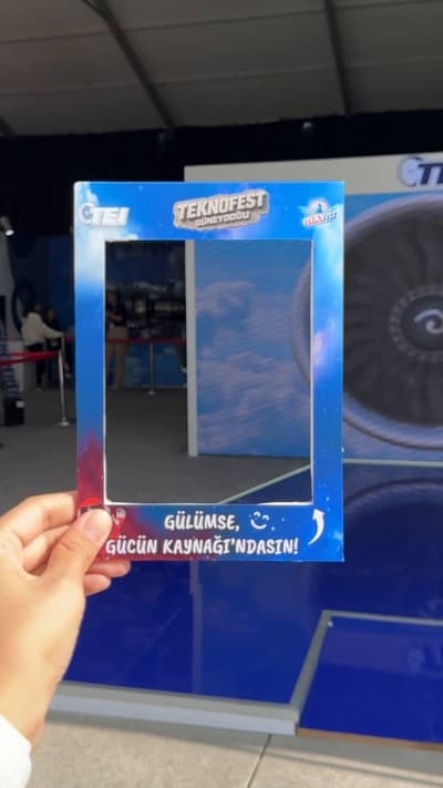 TEKNOFEST’te millî motorlarımızla duyduğumuz gurur, ziyaretçilerimizin gülümsemesiyle aynı karede buluşuyor.