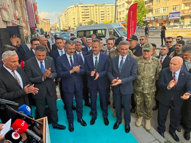 Yolcu treni arızalanınca hemzemin geçitte araç kuyruğu oluştu