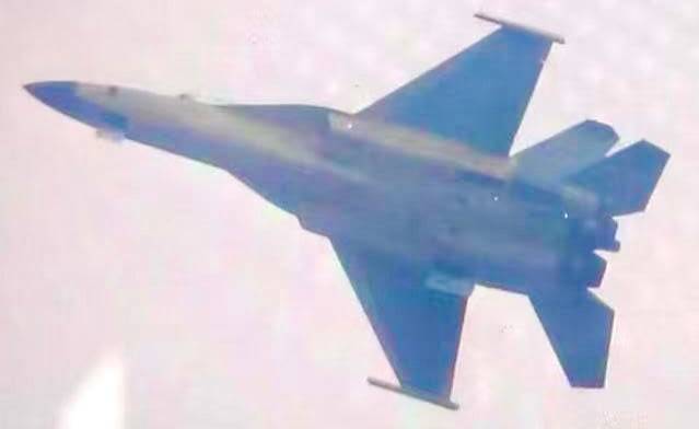 Çin’in yeni eğitim uçağı test uçuşunda ilk kez görüntülendi