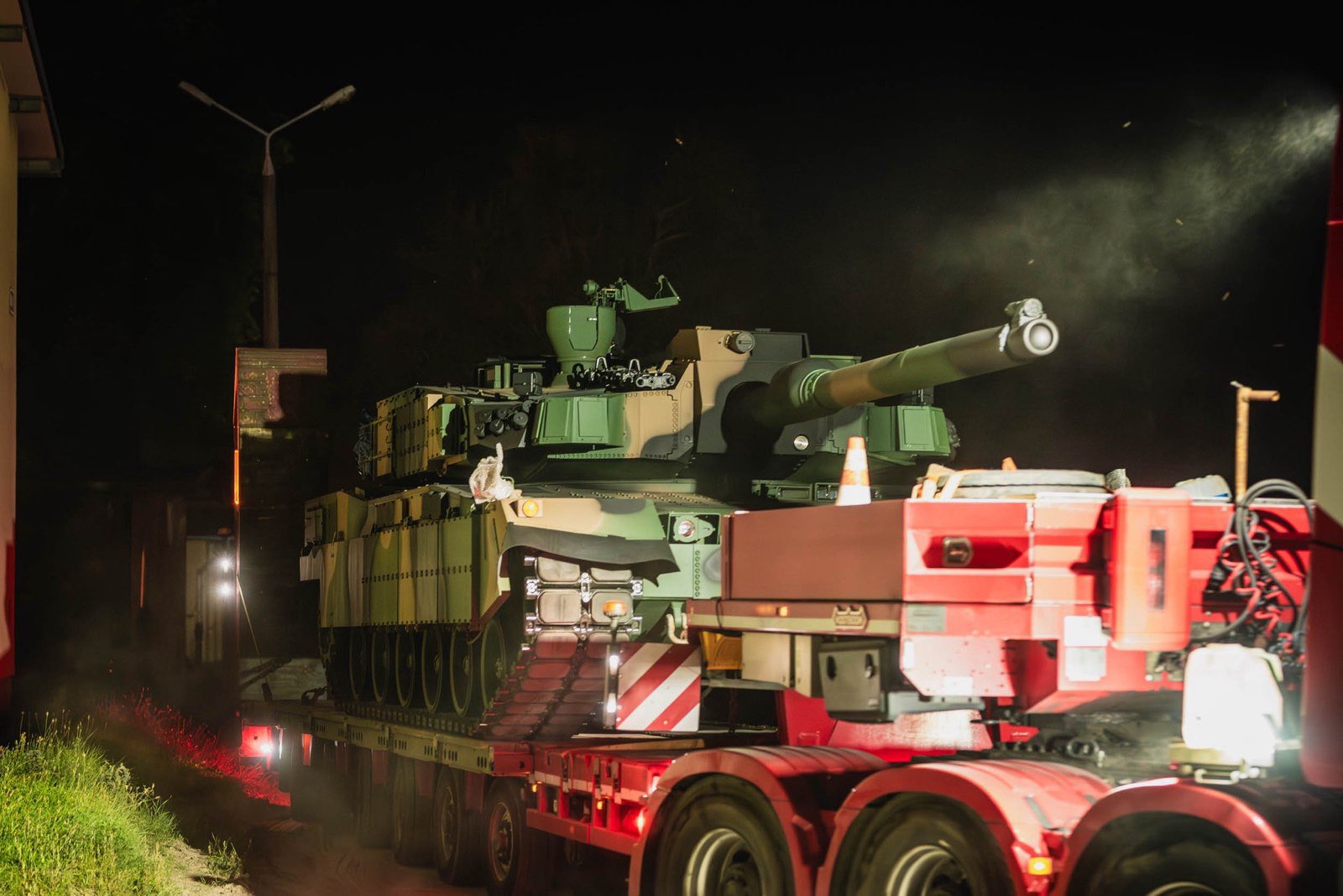 Polonya’ya tank sevkiyatı devam ediyor