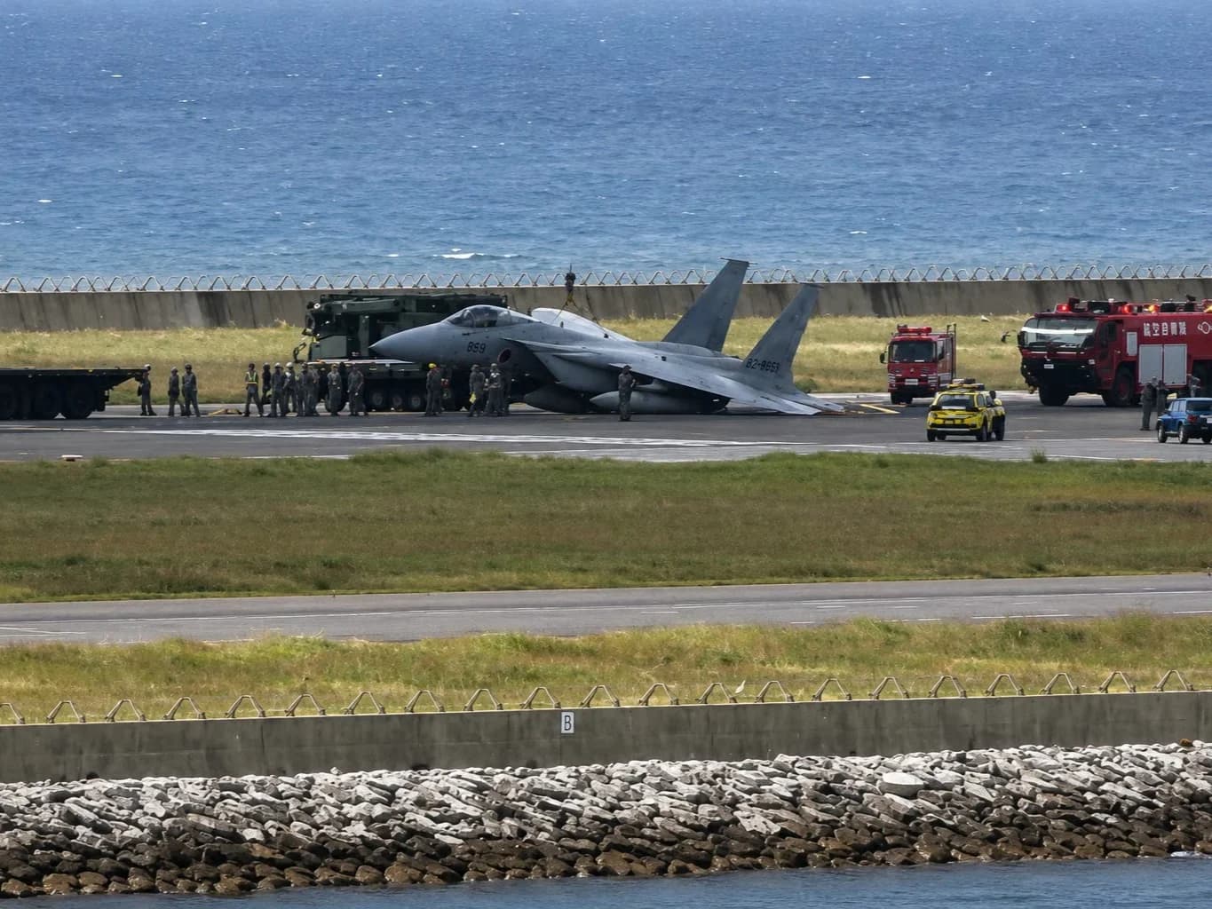 Japonya'da F-15 Savaş Uçağının İniş Takımı Kırılmasıyla