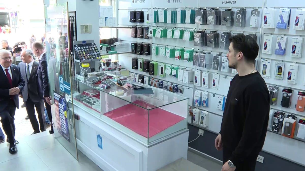 Millî Savunma Bakanı Yaşar Güler’in İstanbul’un Maltepe ilçesindeki esnafımızı ve Şehit Er Alaattin Buluç’un kıymetli ailesini ziyaretinden görüntüler