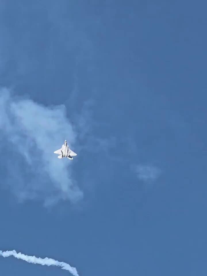 F-22 Raptor, KAAN'a Benzer Geometriyle İzleyenleri Hayrete Döndüren Yüksek Açı Manevra Yaptı
