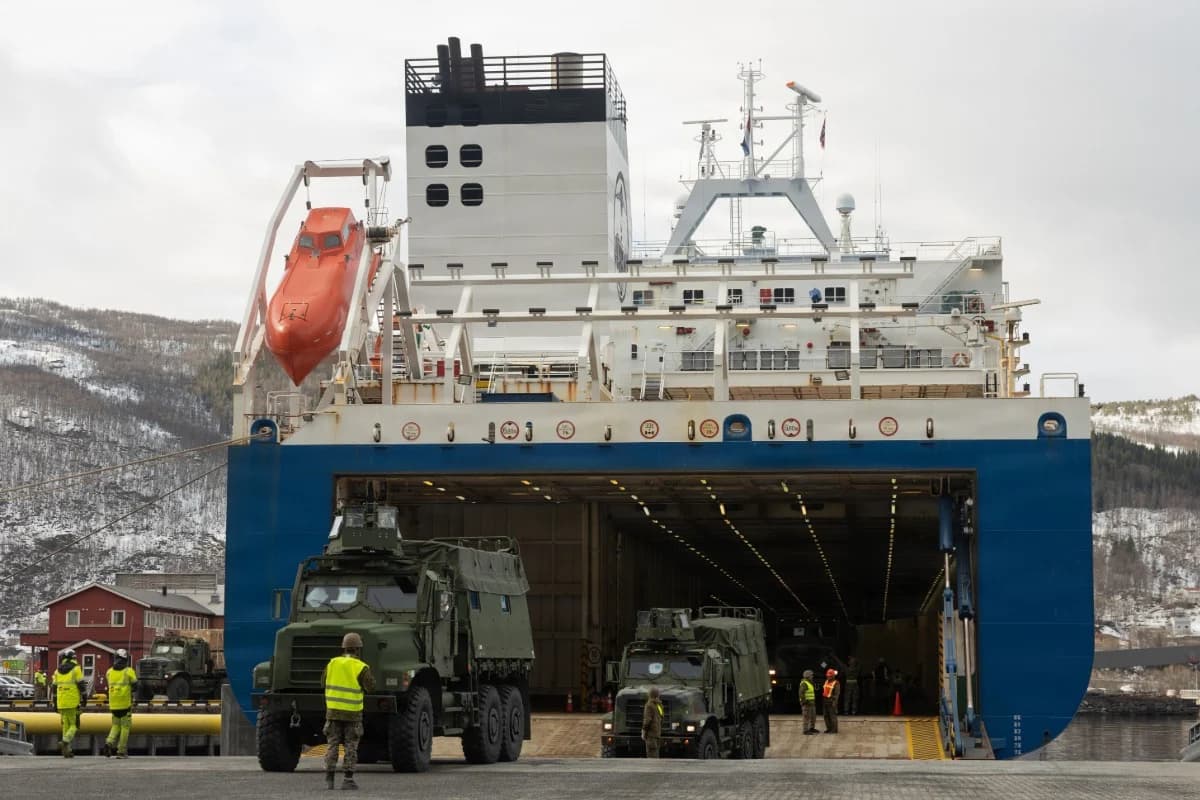 ABD Donanması, Okinawa Operasyonları İçin Dört İniş Kapasiteli Gemiyi Kiraladı