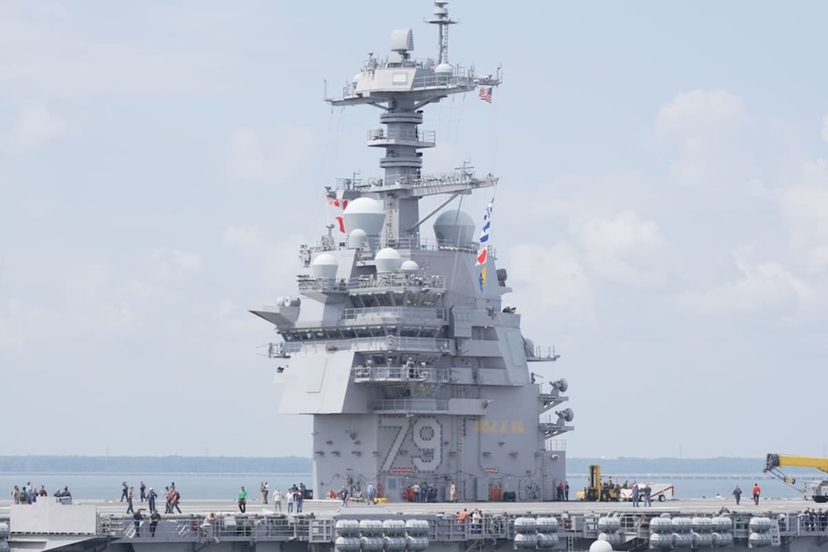 USS John F. Kennedy Uçak Gemisine Güçlü Bir Hava ve Füze