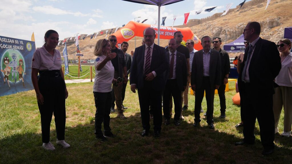 ASELSAN Tekno Macera Tırı Van’da