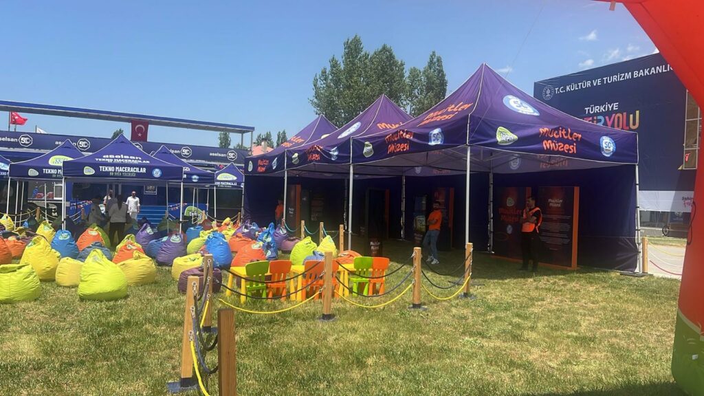 ASELSAN Tekno Macera Tırı Van’da