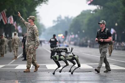ABD Ordusu’nun 250. yıl geçit töreninde robot köpekler ve