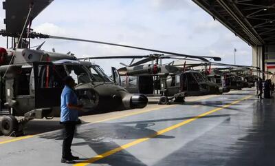 Filipinler S-70i Black Hawk askeri helikopterlerini