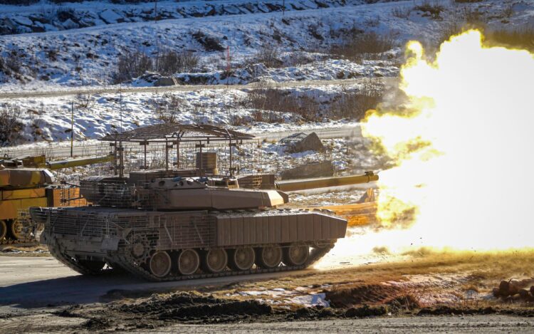 Yenilenen Leclerc tankı tatbikatta