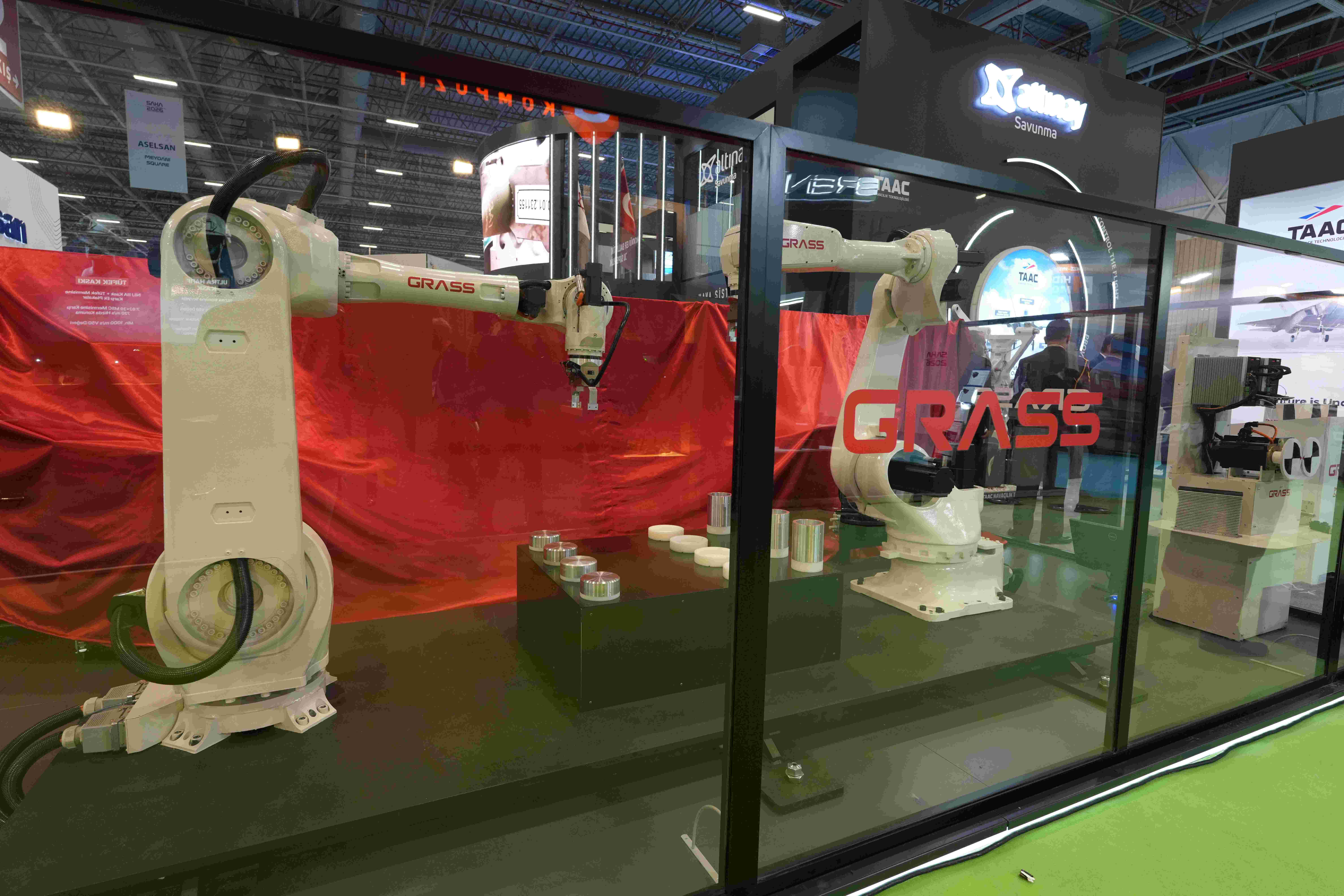 Altınay Savunma’nın endüstriyel robotu SR40 ve SR80 SAHA’da tanıtıldı