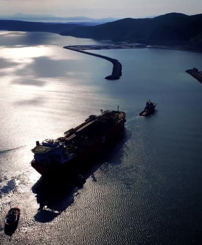 Günlük doğalgaz üretimimizi 20 milyon m3'e çıkaracak olan Osman Gazi gemisi Karadeniz'deki görev noktasına doğru harekete geçiyor.