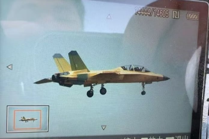 Çin, yeni savaş uçağını test uçuşunda gözler önüne sürdü