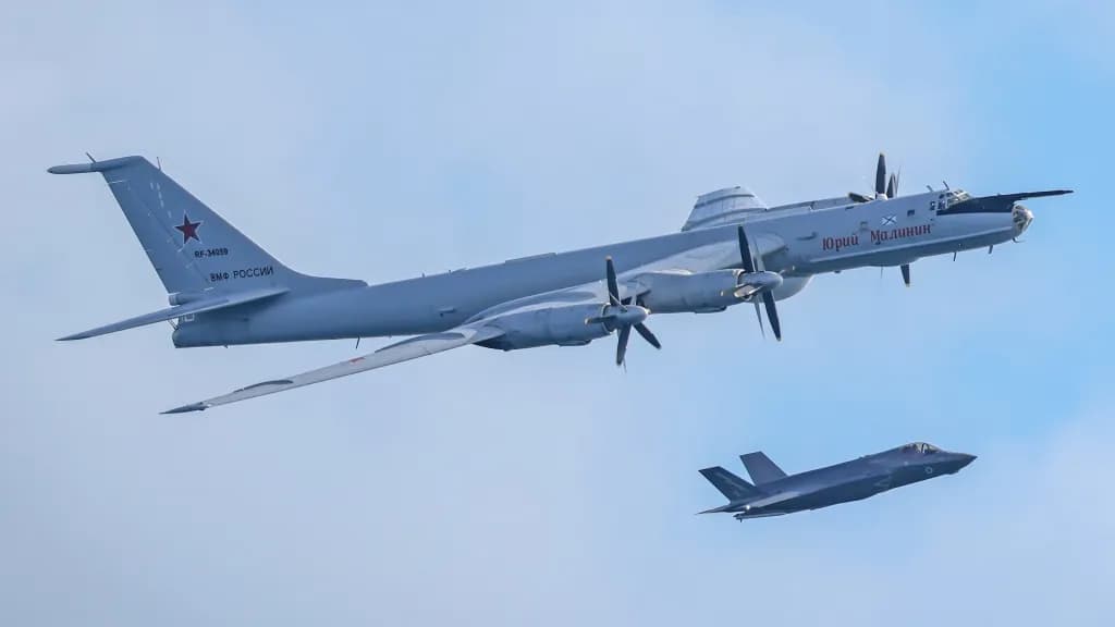 Rusya'nın Tu-142 Uçağı, Britanya'nın Hava Kuvvetlerini Yakın Mesafeden Geçti ve Deniz Altı Dinleme Cihazları Bıraktı