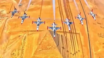 Türk Yıldızları, Mısır Piramitlerinin Önünde El Alamein Airshow'da Gösteri Yaptı