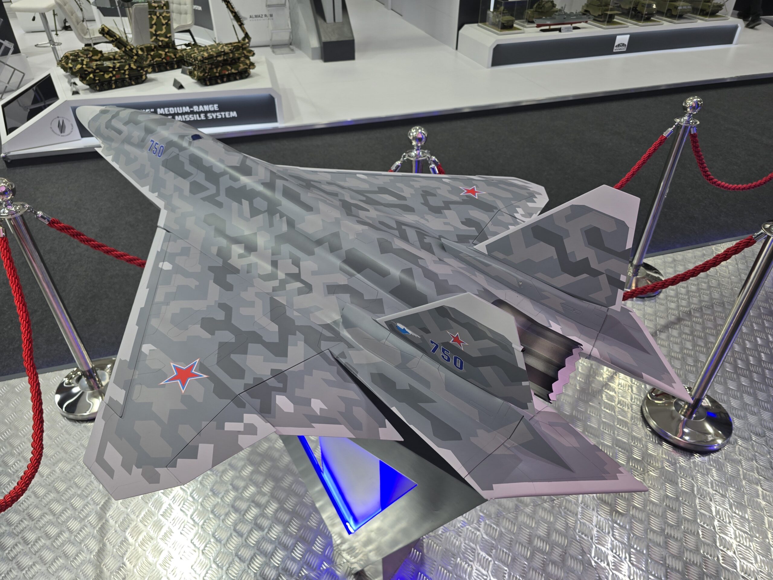 Rusya Su-75 Checkmate savaş uçağının insansız modelini tanıttı