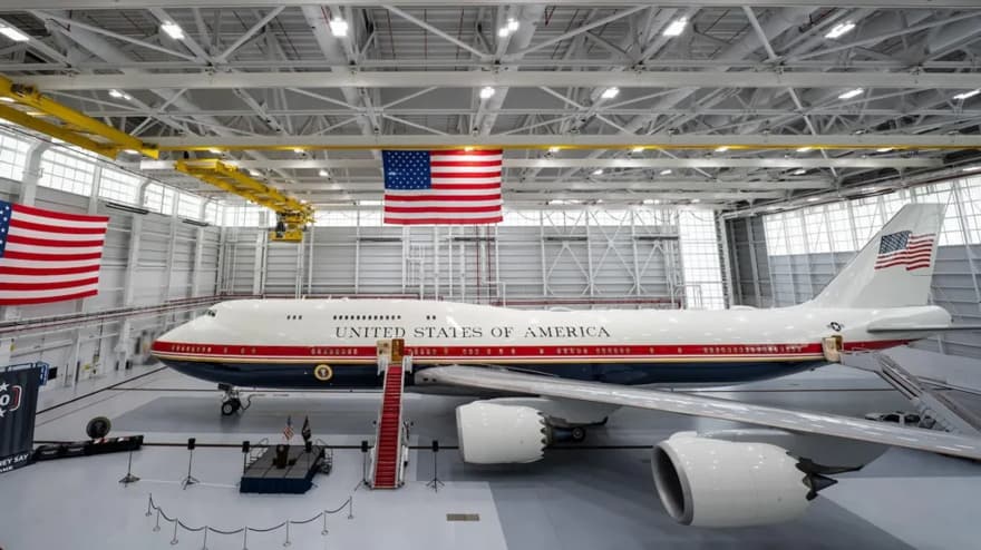 Trump Katar’ın hediye ettiği “Air Force One” uçağını teslim aldı