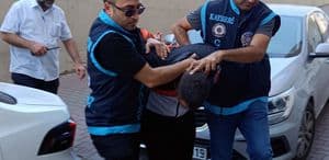 Misafir olarak gittiği evin sahibini bıçaklayarak öldüren şüpheli, operasyonla yakalandı