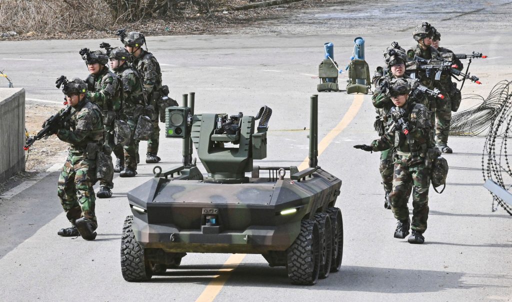 Güney Kore, ordu operasyonlarında yapay zeka destekli robotları kullanıyor