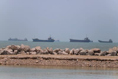 ABD, IRGC'nin donanma gemisine balistik füze saldırısına yanıt olarak beş daha fazla İran tankerini imha etti