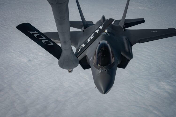 F-35 savaş uçaklarına harici yakıt tankı