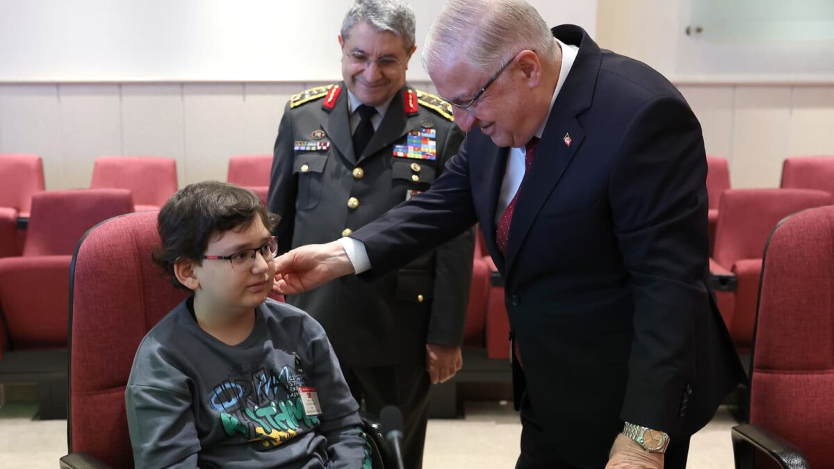 “Bayrağımız Göklerde Özgürce Dalgalanıyorsa, Bu Topraklarda Huzur İçinde Yaşayabiliyorsak Bunu Şehitlerimize ve Gazilerimize Borçluyuz”