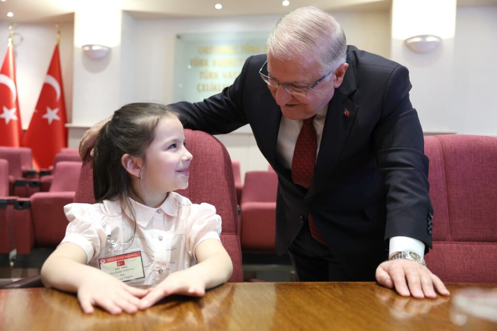 “Bayrağımız Göklerde Özgürce Dalgalanıyorsa, Bu Topraklarda Huzur İçinde Yaşayabiliyorsak Bunu Şehitlerimize ve Gazilerimize Borçluyuz”