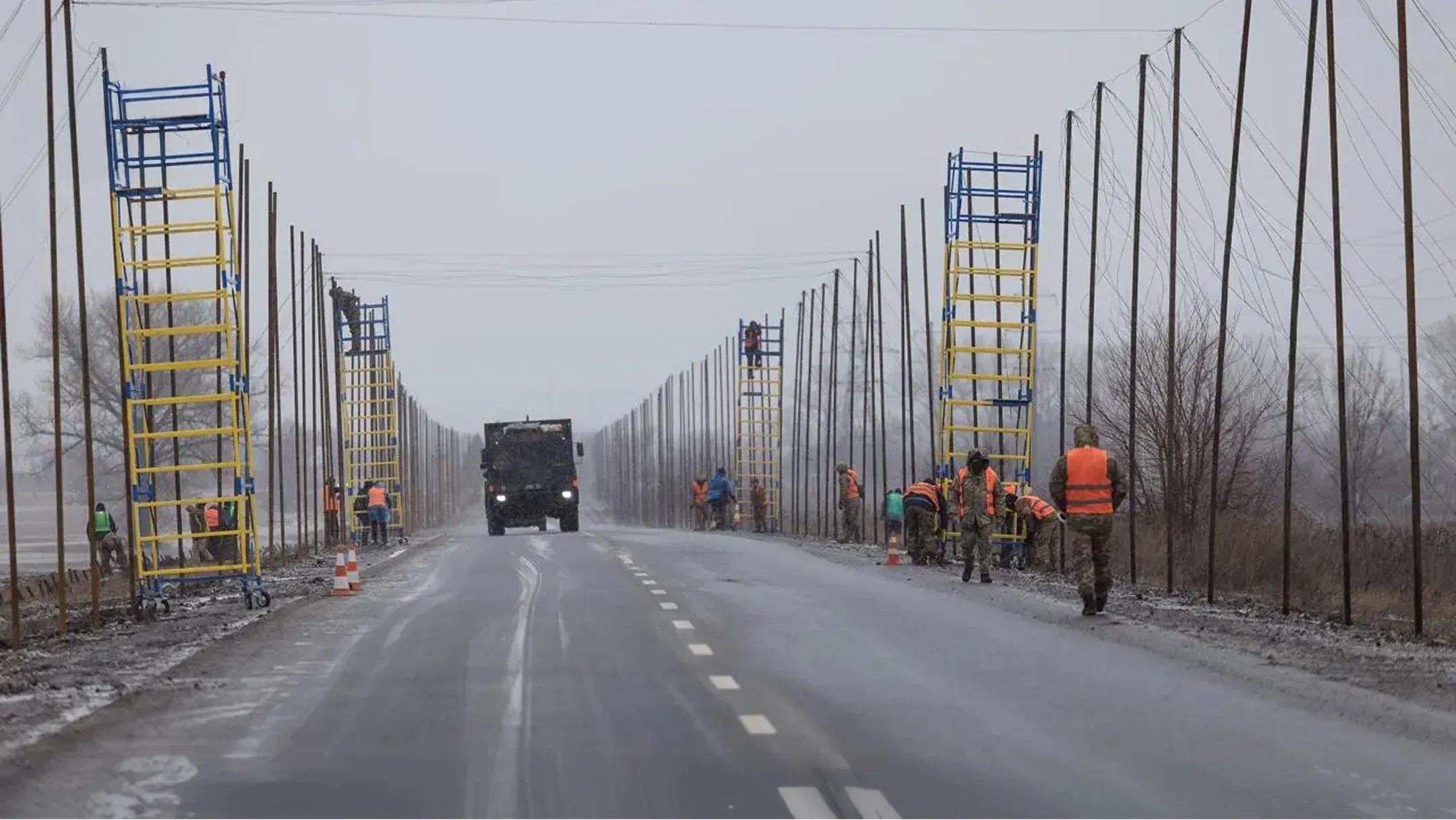 Ukrayna, Rus dronlarından korunmak için yolları balıkçı ağlarıyla örttü