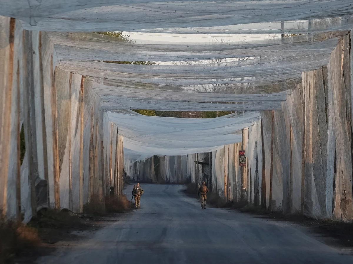 Ukrayna, Rus dronlarından korunmak için yolları balıkçı ağlarıyla örttü