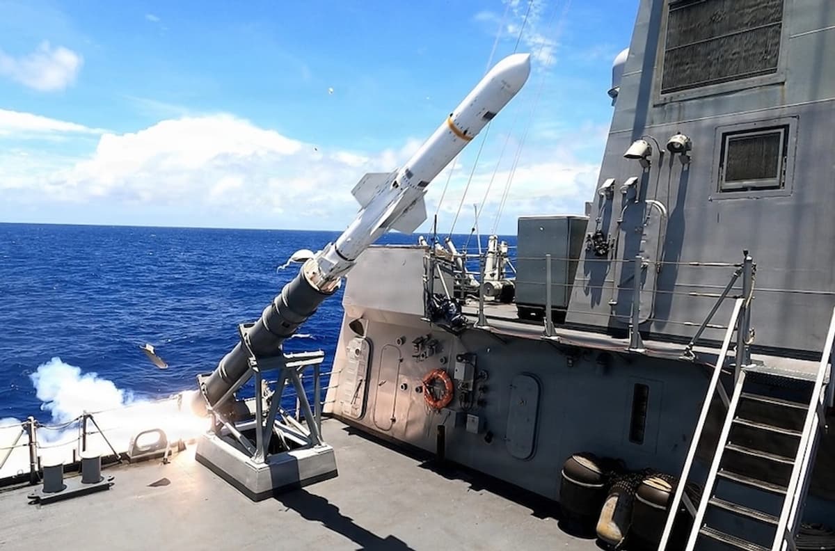 ABD ve müttefik donanmalar RIMPAC 2026'da atışlı test sırasında iki emekli savaş gemisini batırdı