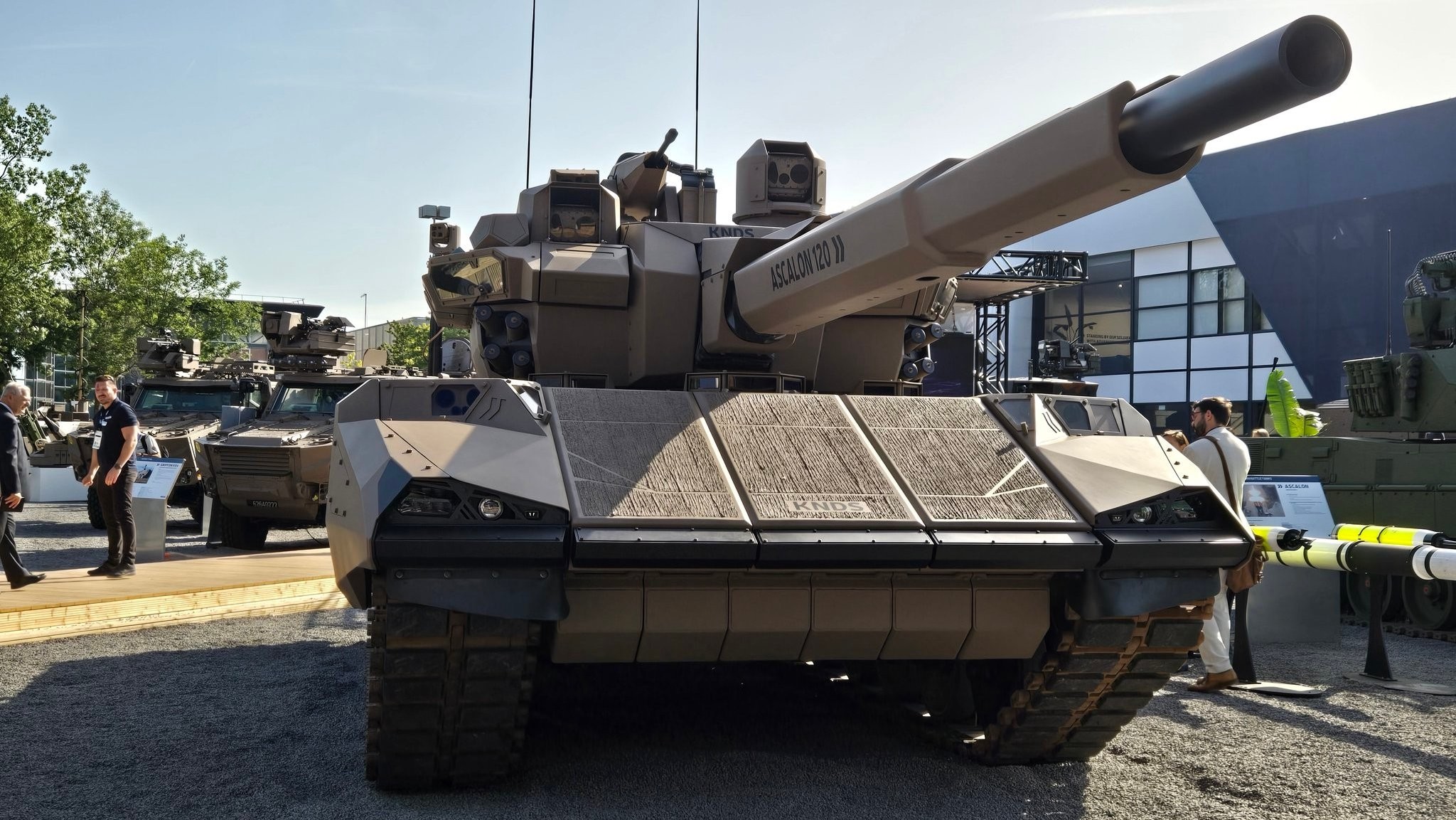 Avrupa'nın yeni tankı görücüye çıktı: İnsansız kule ve dron ordusuyla geliyor