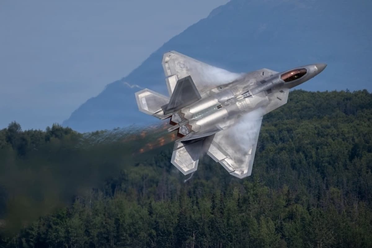 Hava Üstünlüğü Gösterisi: F-22 Raptor Alaska'da Uçuyor
