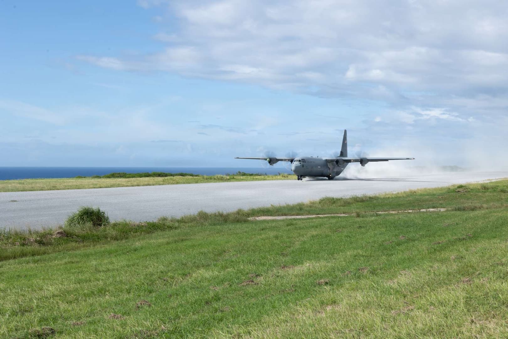 Okinawa'daki ABD Hava Kuvvetleri C-130J Eğitimi