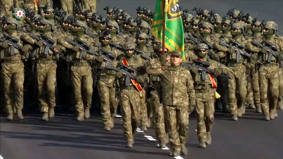 Bakü’de Azerbaycan, Türkiye ve Pakistan Ordu Birlikleri; Bayrağında Ay-Yıldız Bulunan Üç Ülkenin Millî Marşları…