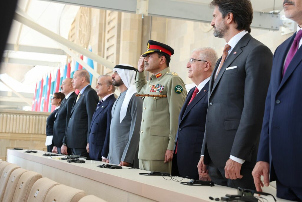 Bakü’de Azerbaycan, Türkiye ve Pakistan Ordu Birlikleri; Bayrağında Ay-Yıldız Bulunan Üç Ülkenin Millî Marşları…