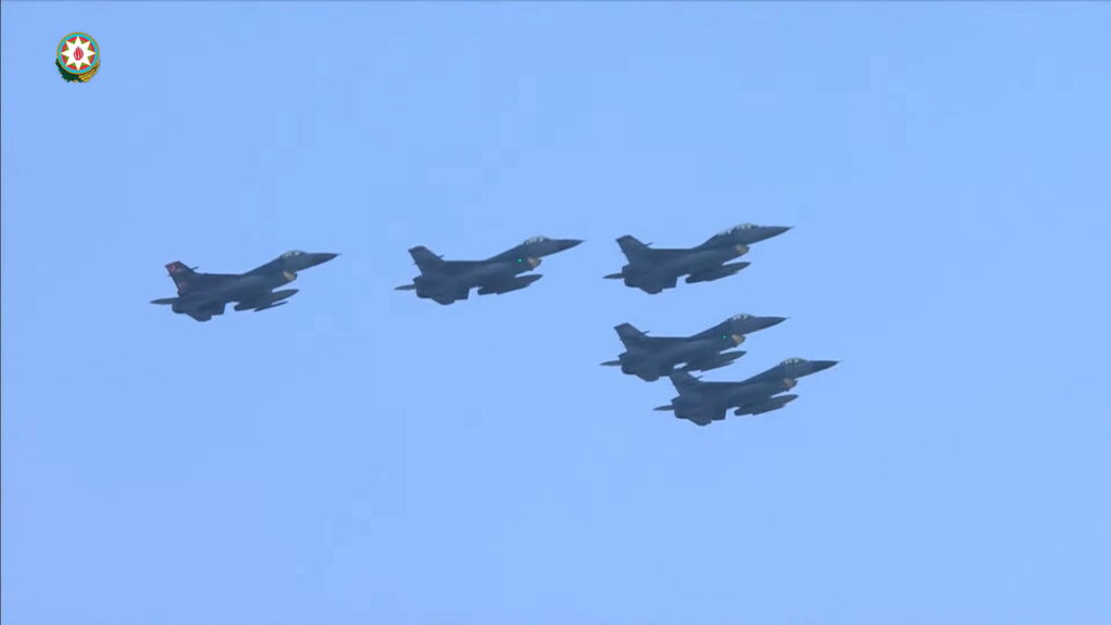 Bakü’de Azerbaycan, Türkiye ve Pakistan Ordu Birlikleri; Bayrağında Ay-Yıldız Bulunan Üç Ülkenin Millî Marşları…