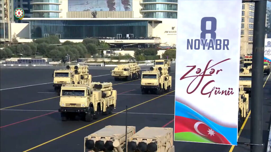 Bakü’de Azerbaycan, Türkiye ve Pakistan Ordu Birlikleri; Bayrağında Ay-Yıldız Bulunan Üç Ülkenin Millî Marşları…