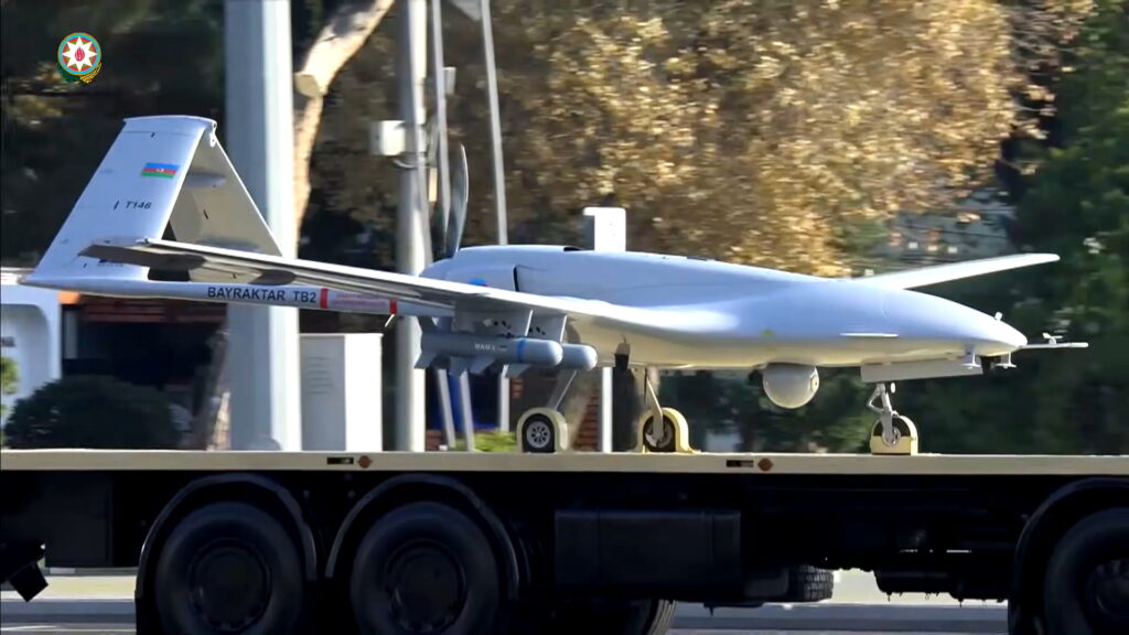 Bakü’de Azerbaycan, Türkiye ve Pakistan Ordu Birlikleri; Bayrağında Ay-Yıldız Bulunan Üç Ülkenin Millî Marşları…