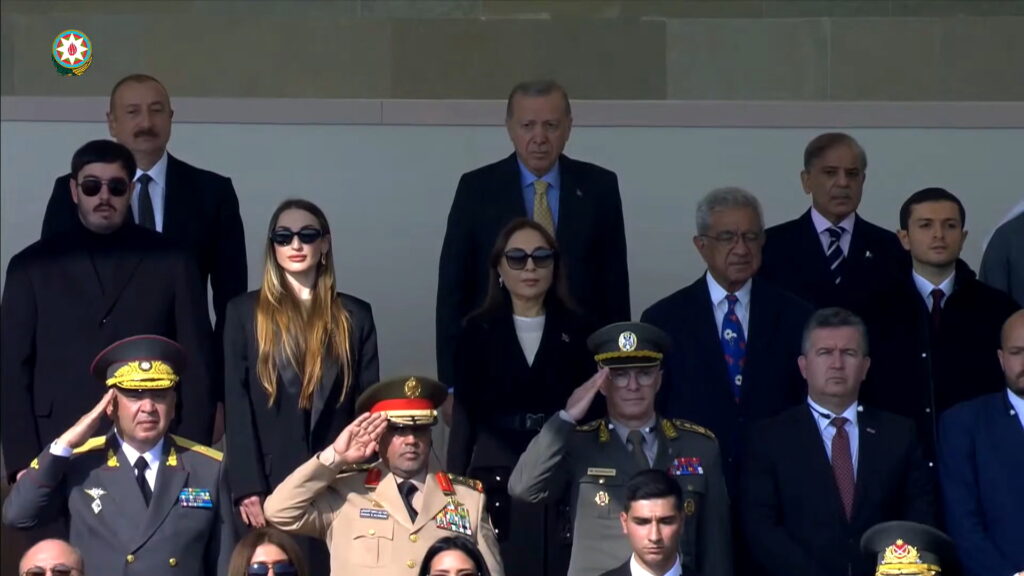 Bakü’de Azerbaycan, Türkiye ve Pakistan Ordu Birlikleri; Bayrağında Ay-Yıldız Bulunan Üç Ülkenin Millî Marşları…