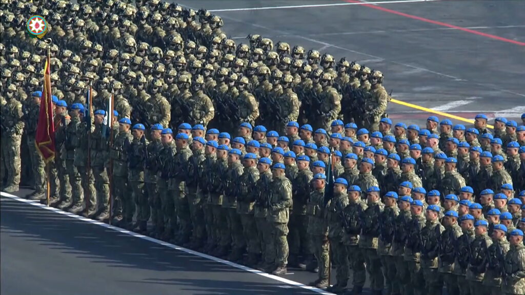 Bakü’de Azerbaycan, Türkiye ve Pakistan Ordu Birlikleri; Bayrağında Ay-Yıldız Bulunan Üç Ülkenin Millî Marşları…