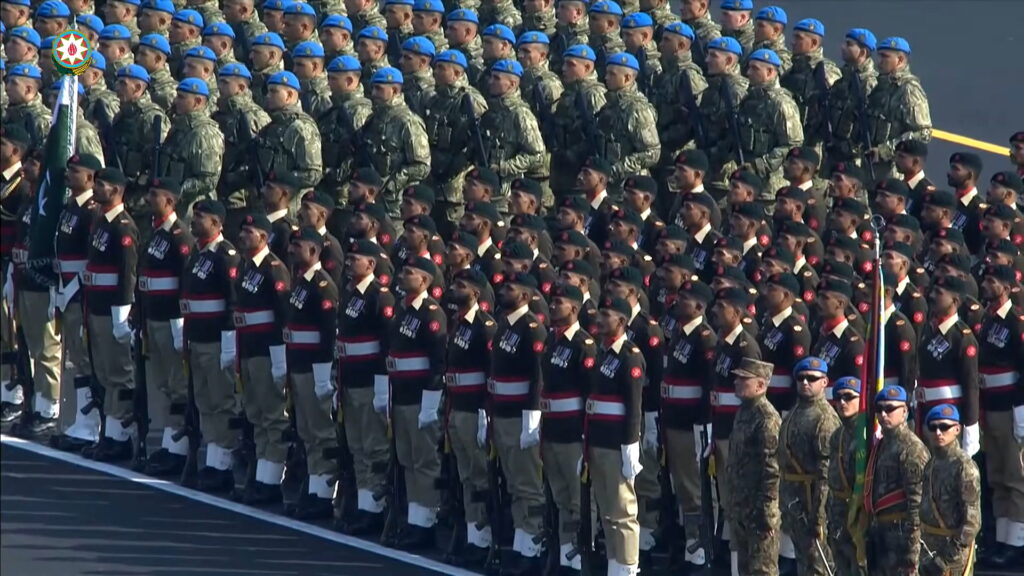 Bakü’de Azerbaycan, Türkiye ve Pakistan Ordu Birlikleri; Bayrağında Ay-Yıldız Bulunan Üç Ülkenin Millî Marşları…